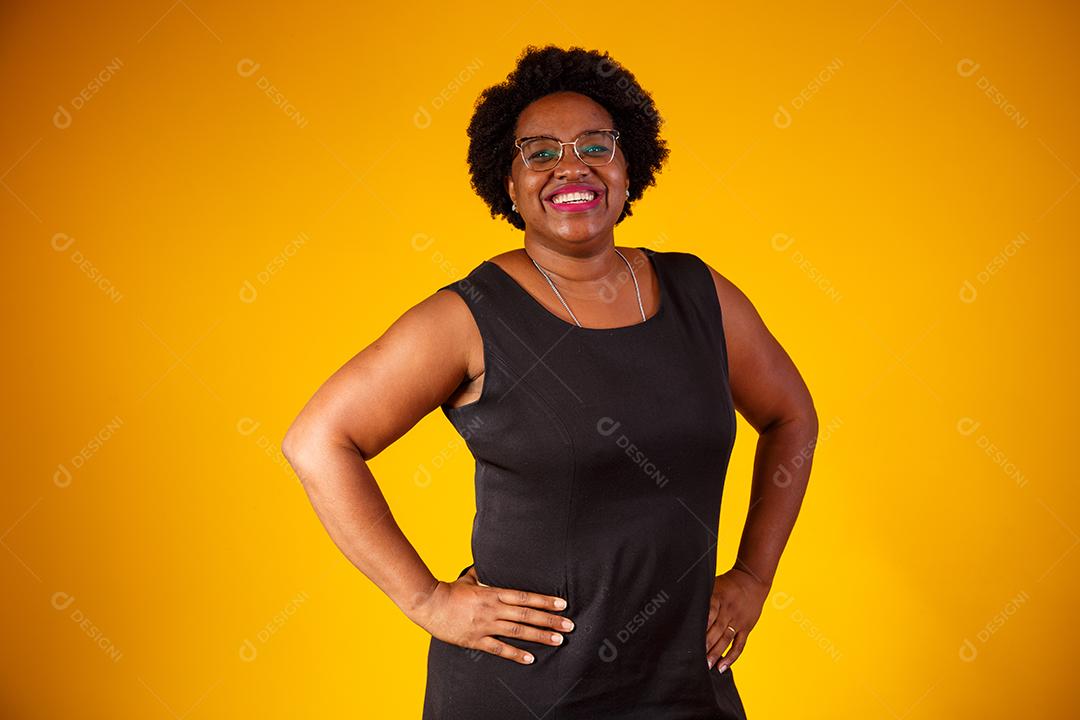 Mulher Afro de meia idade de cabelo crespo