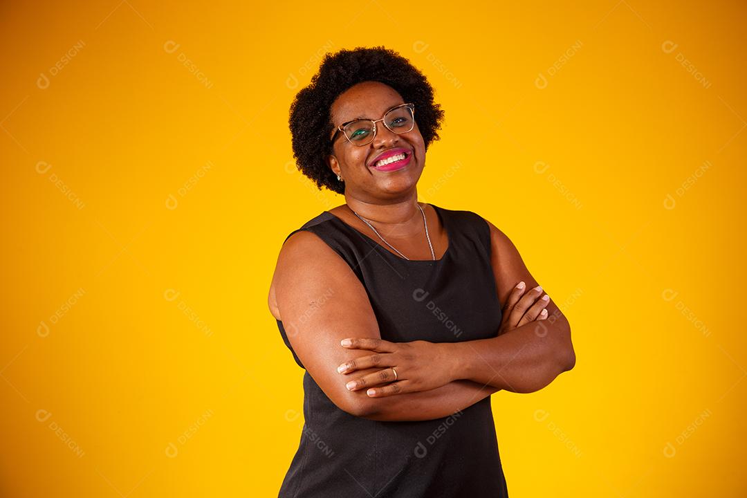 Mulher Afro de meia idade de cabelo crespo com braços cruzados