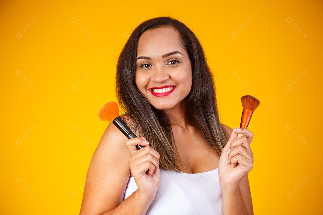 Bela Mulher Maquiadora profissional com Maquiagens na Mão