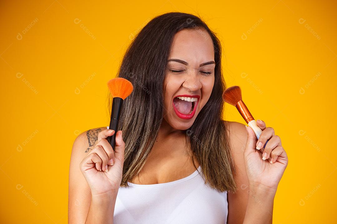 Bela Mulher Maquiadora profissional com Maquiagens na Mão