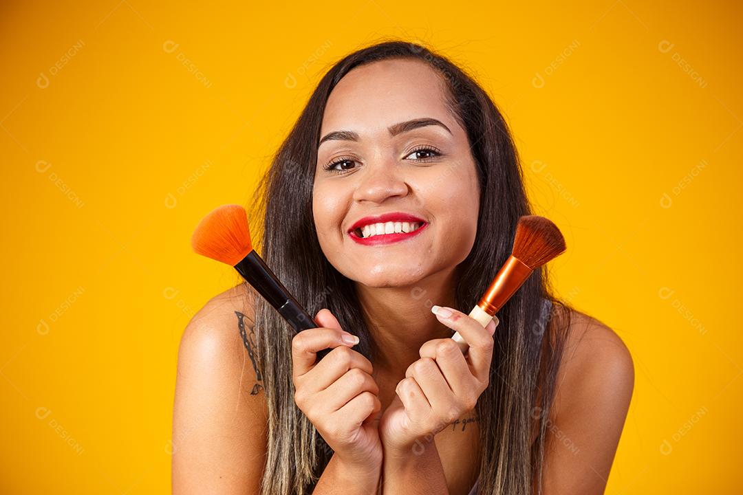 Bela Mulher Maquiadora profissional com Maquiagens na Mão