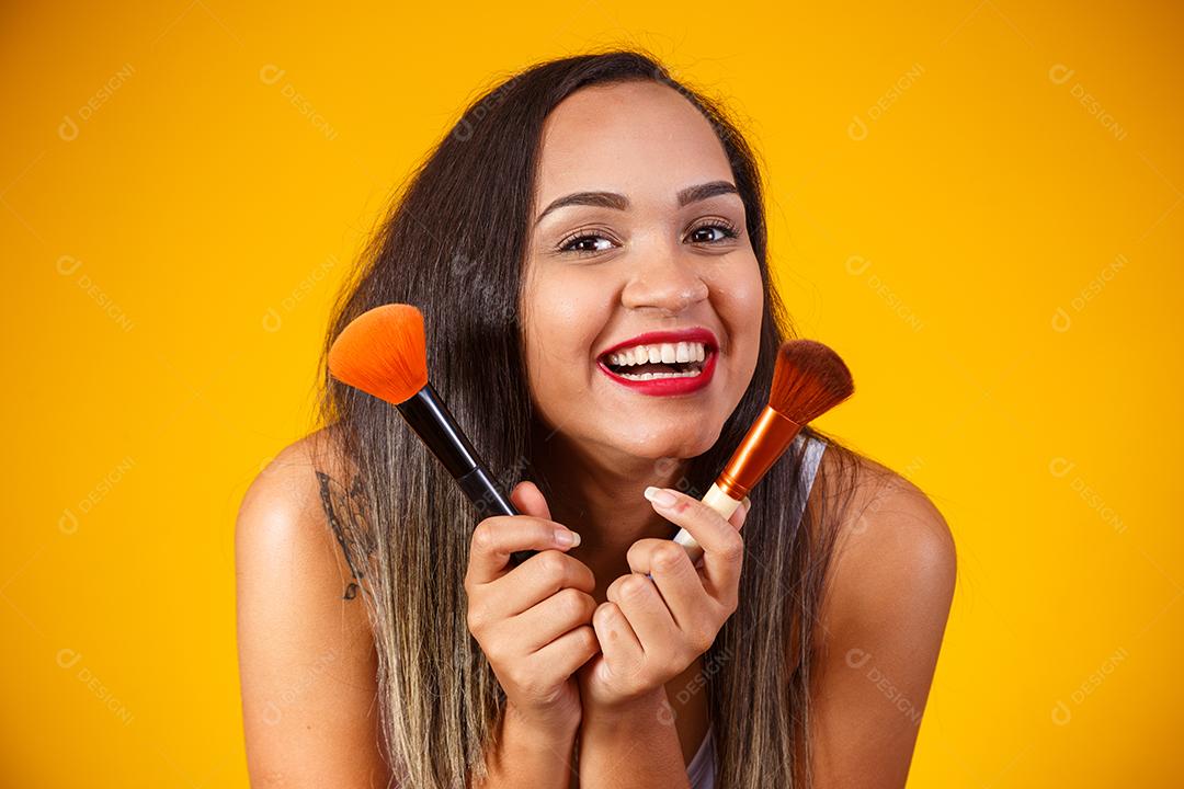 Bela Mulher Maquiadora profissional com Pincéis na Mão