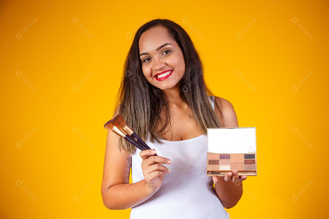 Bela Mulher Maquiadora profissional com Maquiagens e Pincéis na Mão