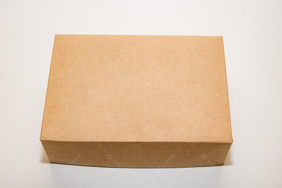 Caixa de papelão isolada no fundo branco
