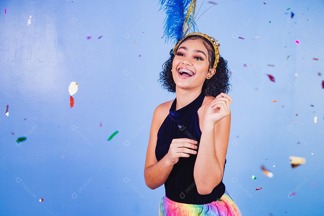 Mulher bonita vestida para a noite de carnaval