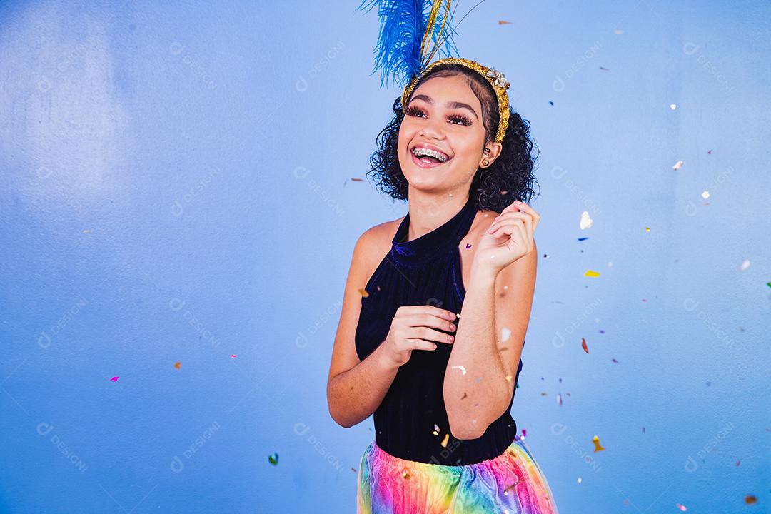 Mulher bonita vestida para a noite de carnaval