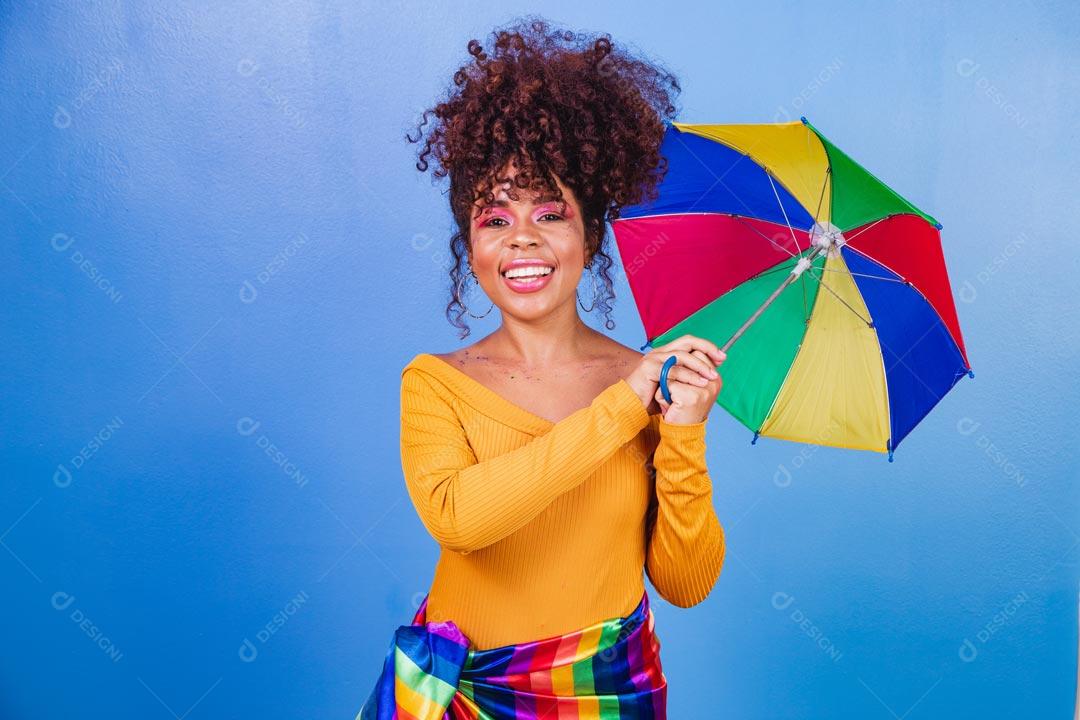 Mulher Fantasiada Curtindo a Festa de Carnaval Brasileira Com Guarda Chuva Colorido