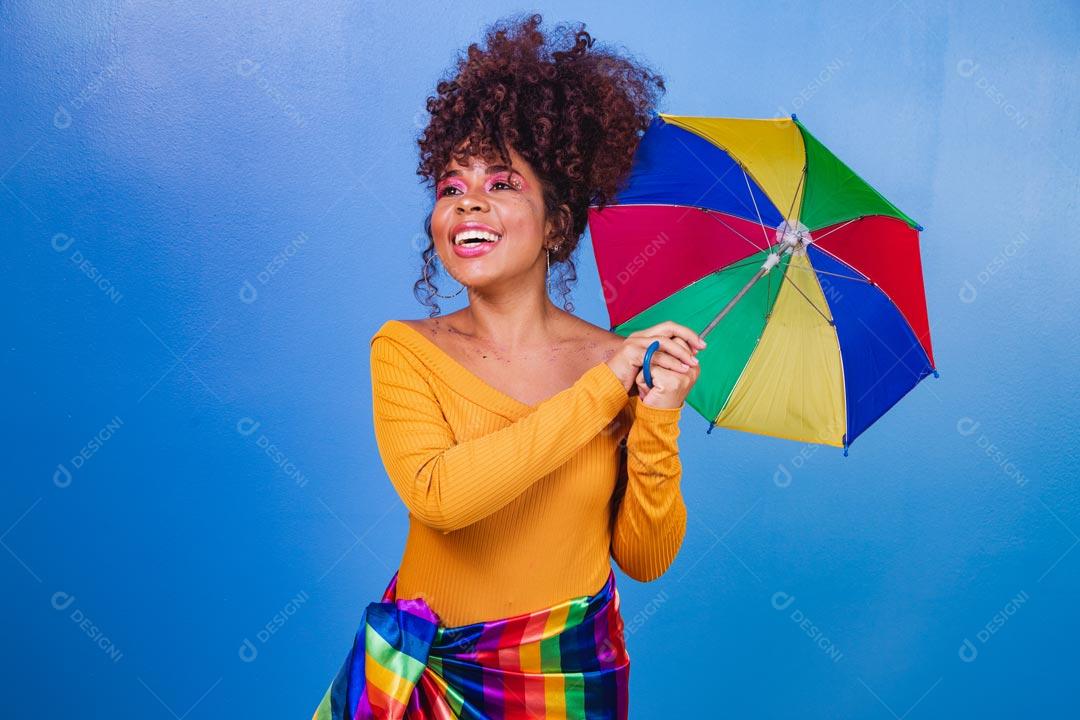 Mulher Fantasiada Curtindo a Festa de Carnaval Brasileira Com Guarda Chuva Colorido