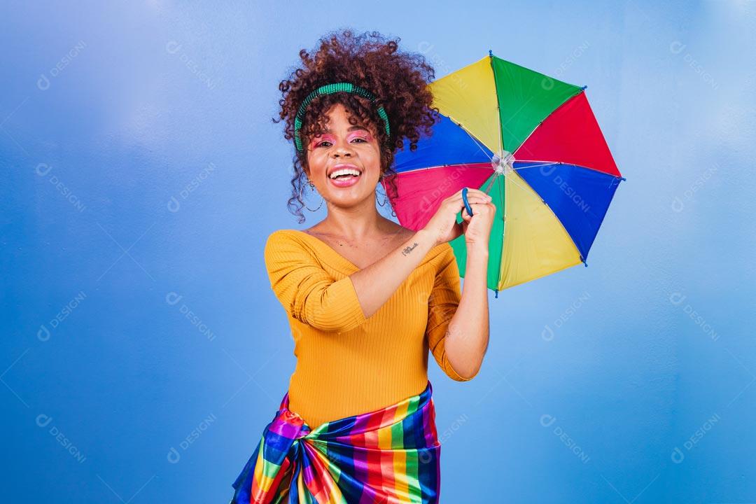 Mulher Fantasiada Curtindo a Festa de Carnaval Brasileira Com Guarda Chuva Colorido