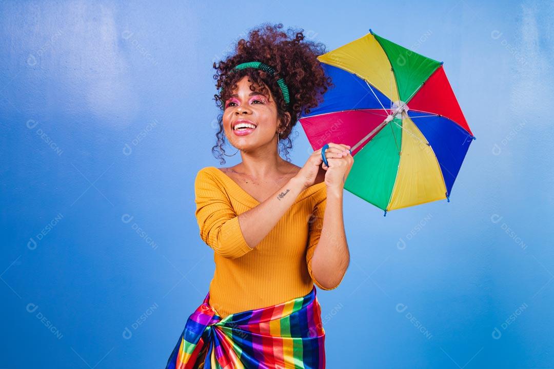 Mulher Fantasiada Curtindo a Festa de Carnaval Brasileira Com Guarda Chuva Colorido