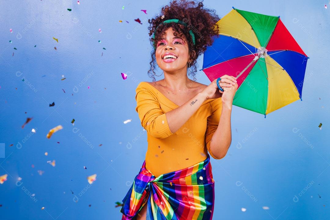 Mulher Fantasiada Curtindo a Festa de Carnaval Brasileira Com Guarda Chuva Colorido
