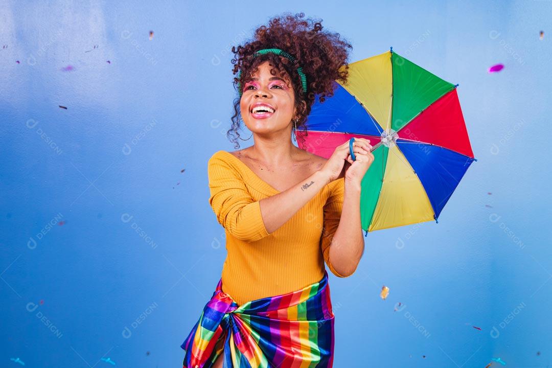 Mulher Fantasiada Curtindo a Festa de Carnaval Brasileira Com Guarda Chuva Colorido
