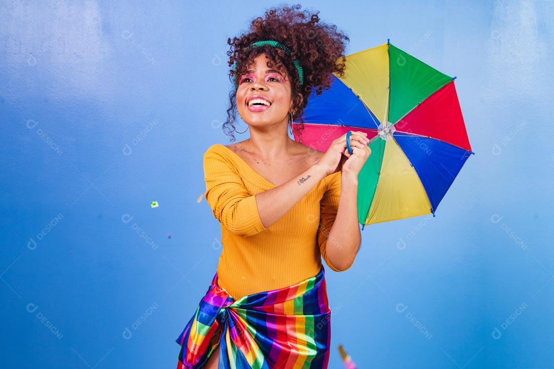 Mulher Fantasiada Curtindo a Festa de Carnaval Brasileira Com Guarda Chuva Colorido