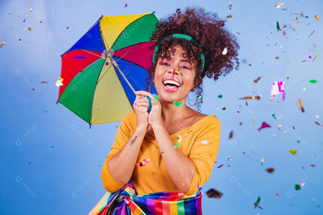 Mulher Fantasiada Curtindo a Festa de Carnaval Brasileira Com Guarda Chuva Colorido
