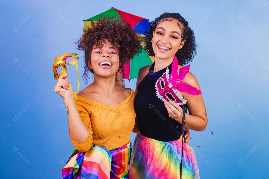 Mulheres Fantasiada Curtindo a Festa de Carnaval Brasileira Com Guarda Chuva Colorido