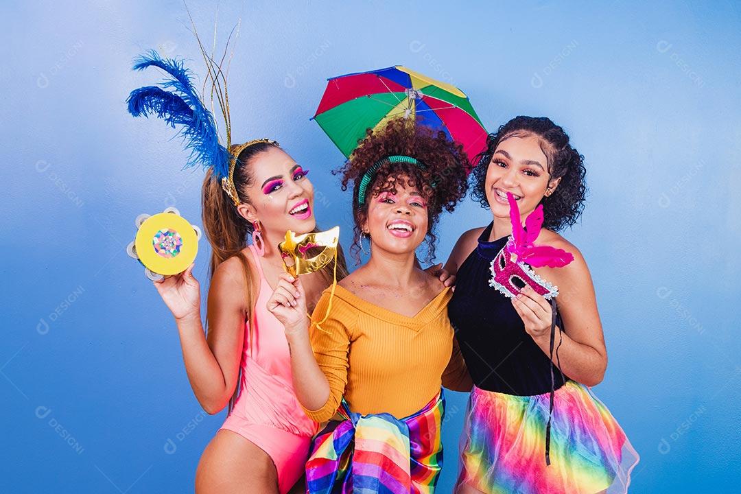 Mulheres Fantasiada Curtindo a Festa de Carnaval Brasileira Com Guarda Chuva Colorido