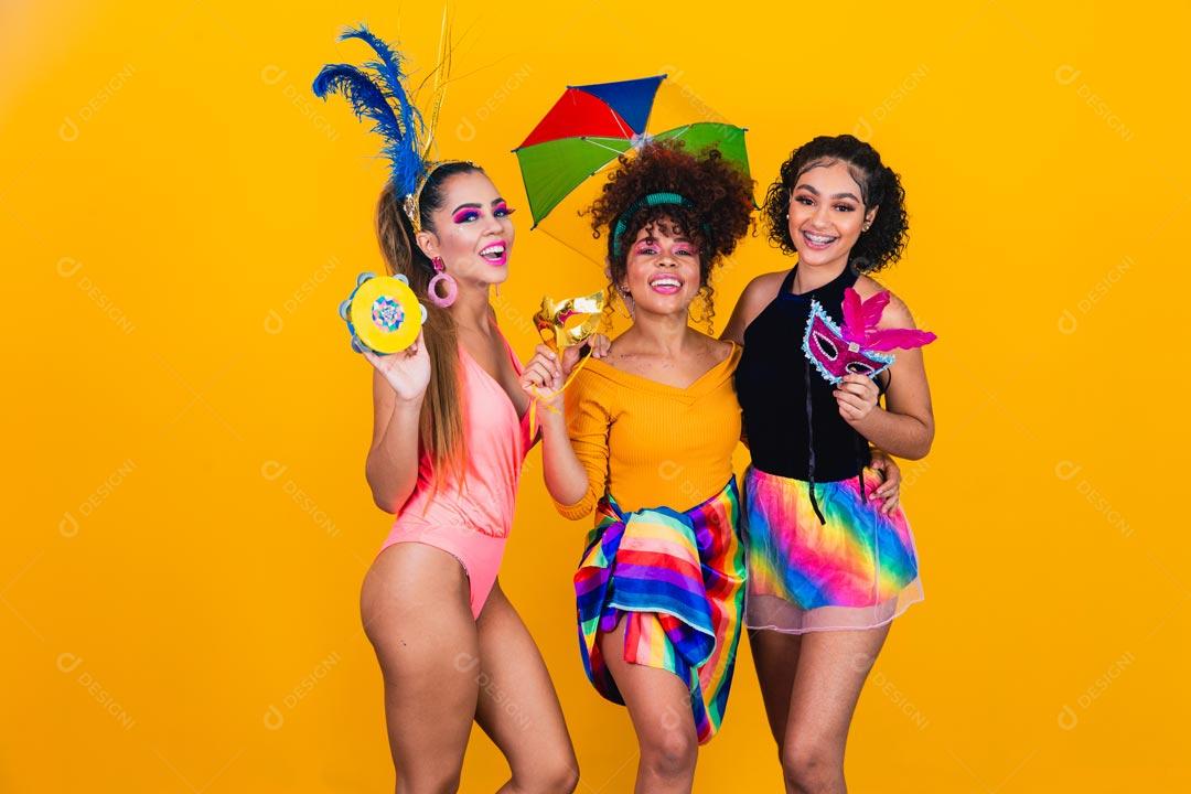 Mulheres Fantasiada Curtindo a Festa de Carnaval Brasileira Com Guarda Chuva Colorido