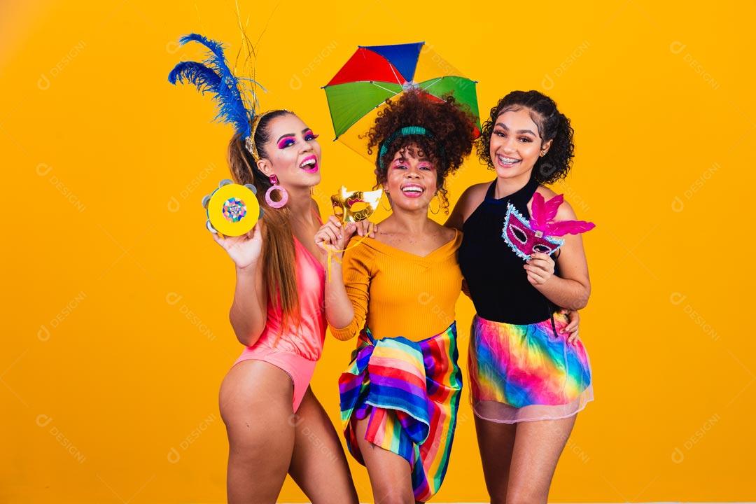 Mulheres Fantasiada Curtindo a Festa de Carnaval Brasileira Com Guarda Chuva Colorido