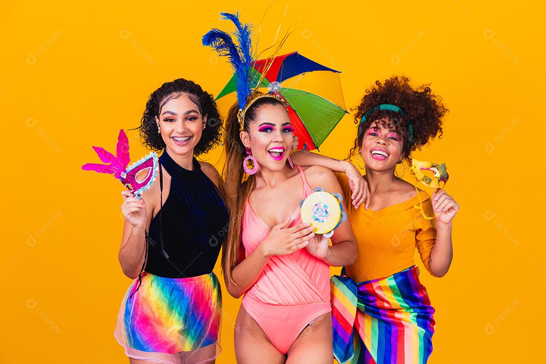 Amigas felizes vestidas para festa de carnaval