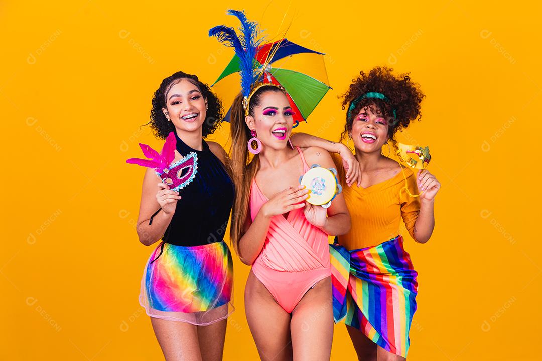 Amigas felizes vestidas para festa de carnaval