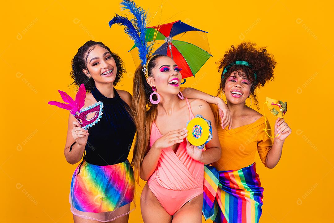 Amigas felizes vestidas para festa de carnaval