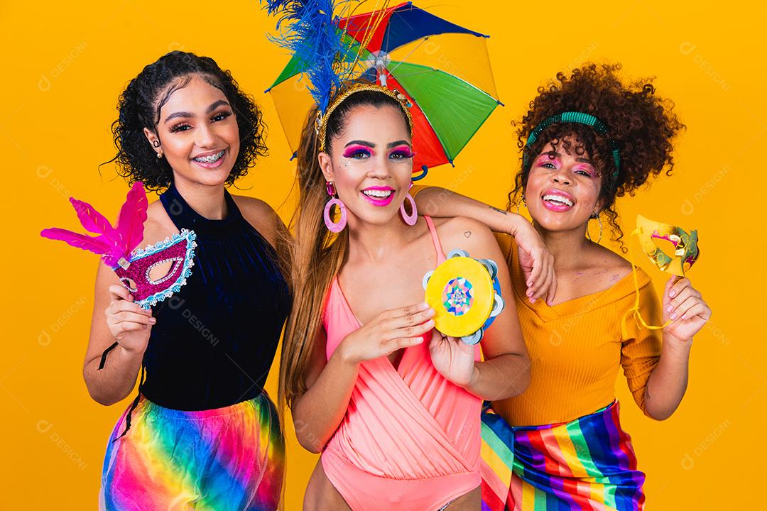 Amigas felizes vestidas para festa de carnaval