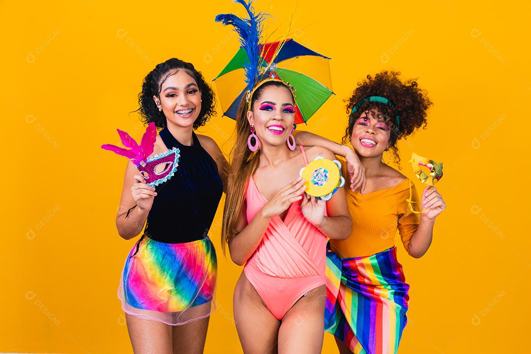 Amigas felizes vestidas para festa de carnaval