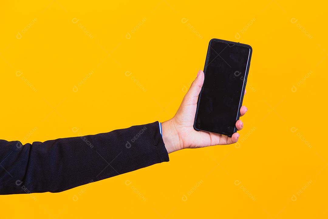 Mão segurando um celular