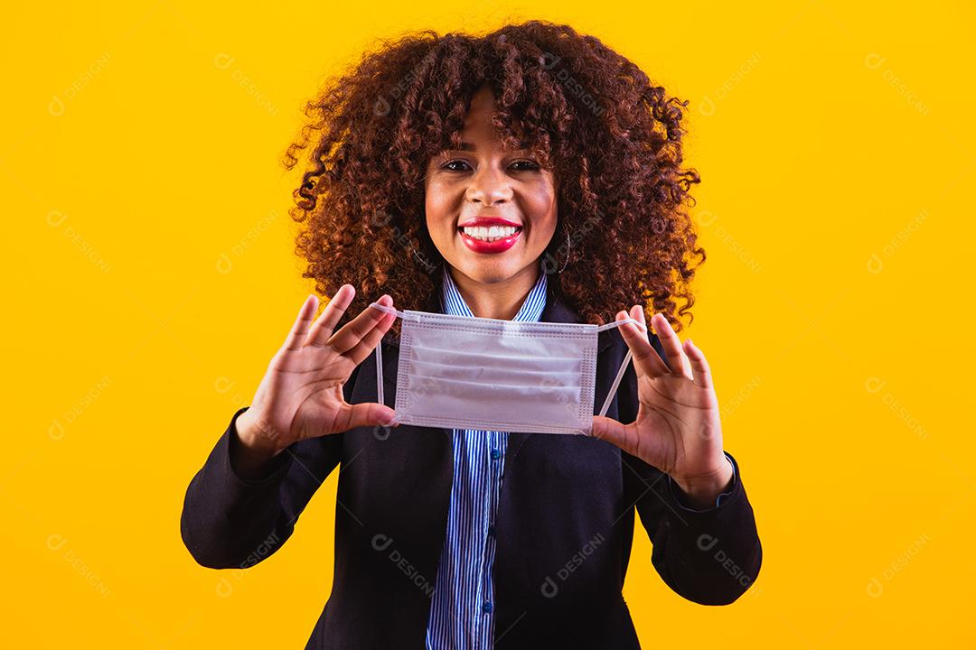 Mulher de negócios afro com máscara