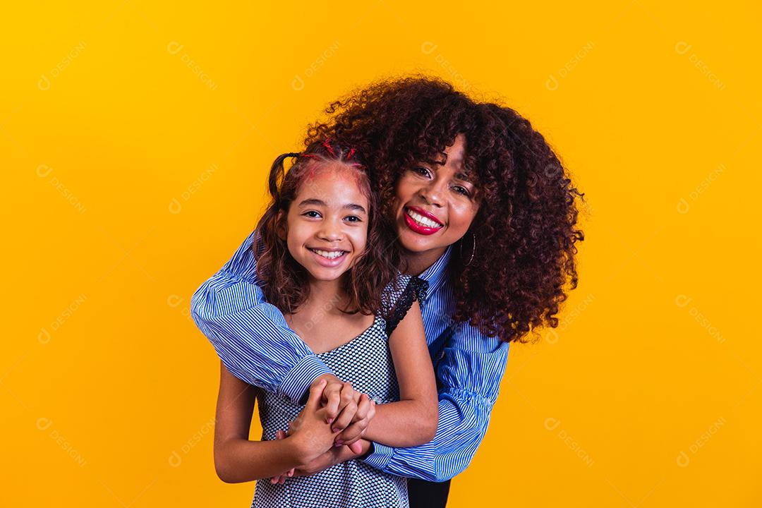 Mãe afro e sua Filha Adorável