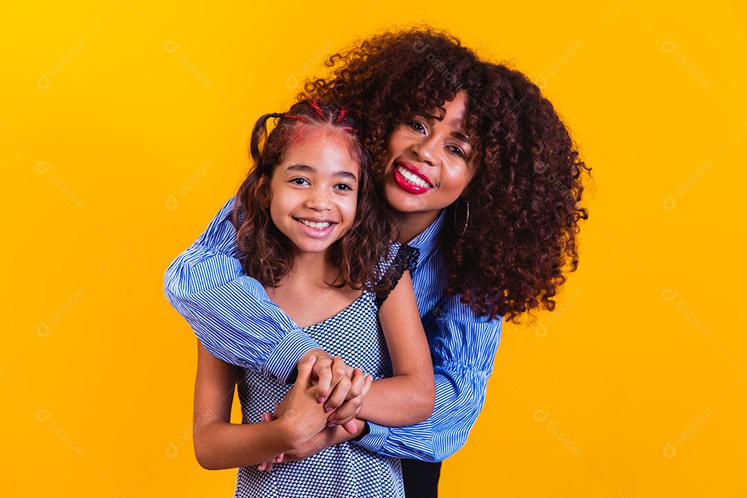 Mãe afro e sua Filha Adorável