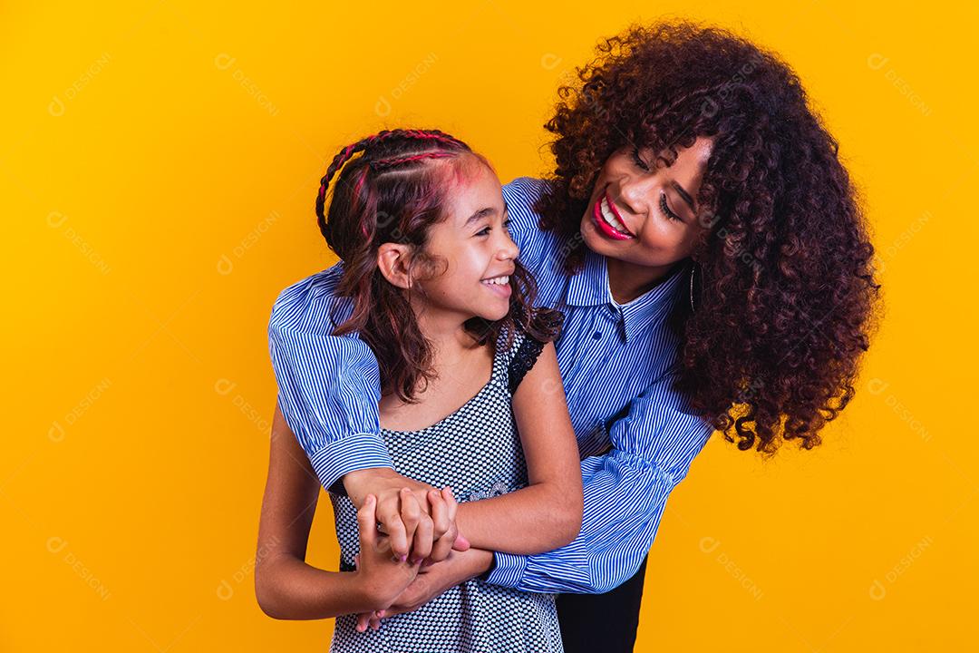 Mãe afro e sua Filha Adorável