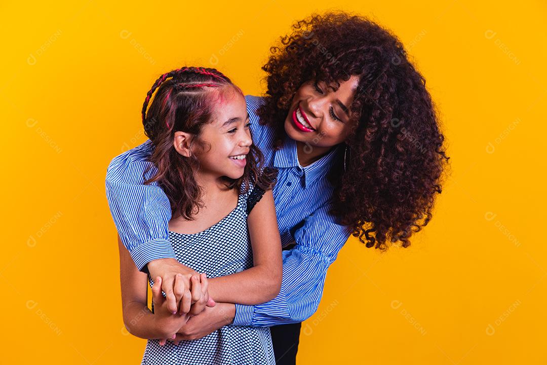 Mãe afro e sua Filha Adorável