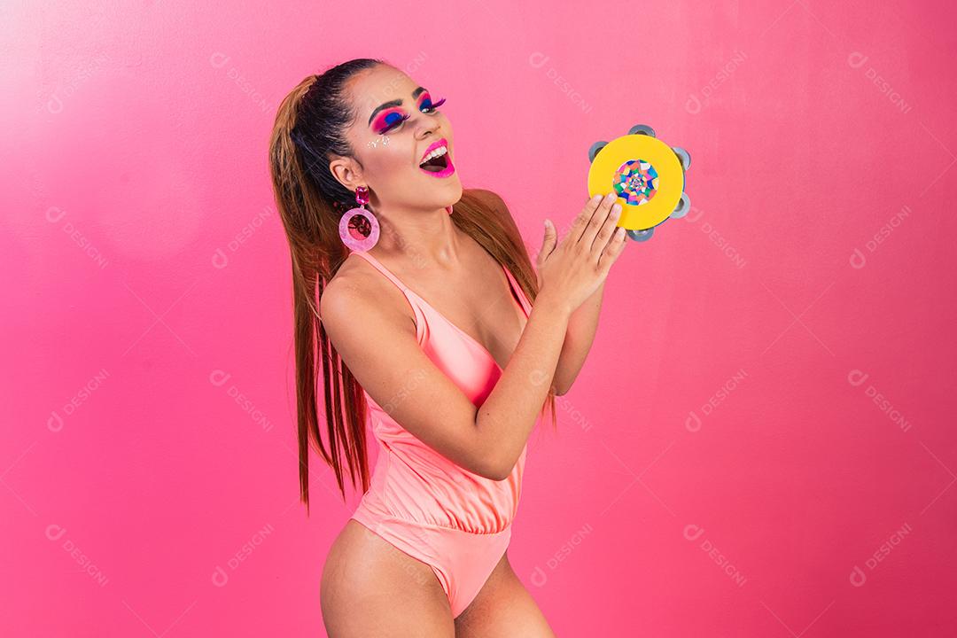 Jovem fantasiada para Carnaval