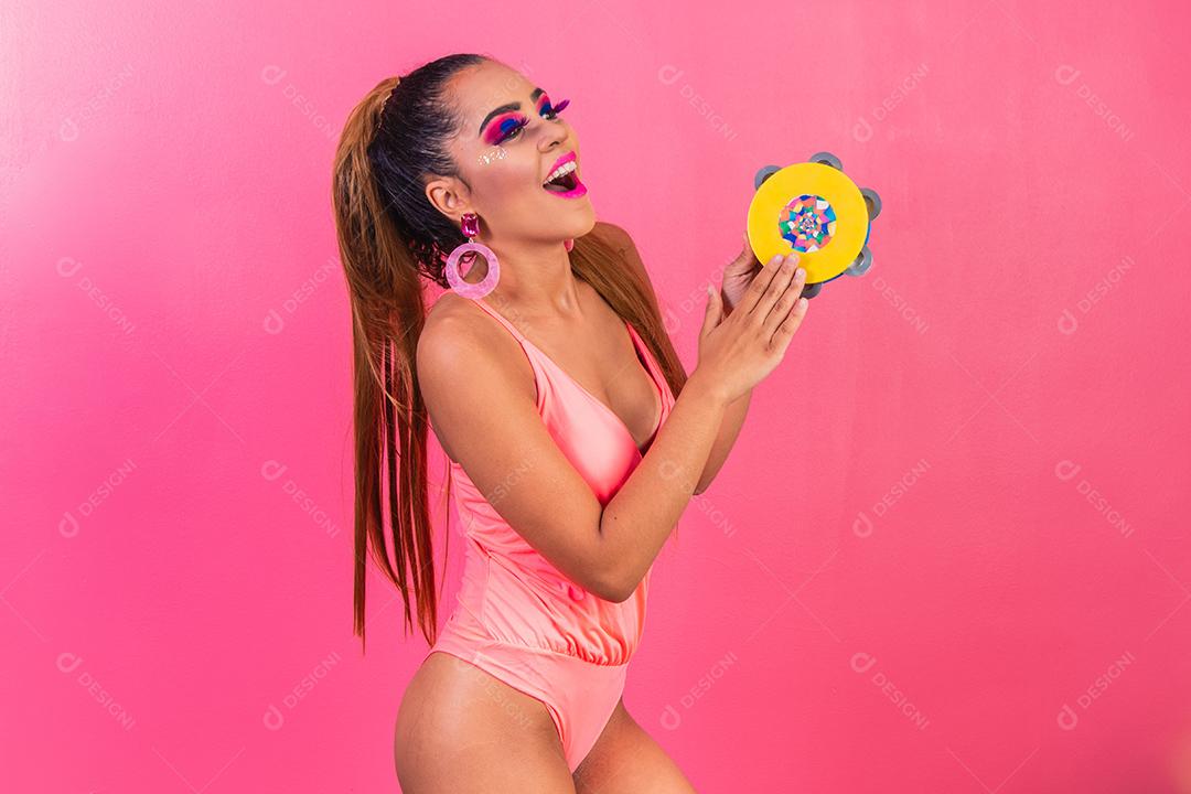 Jovem fantasiada para Carnaval