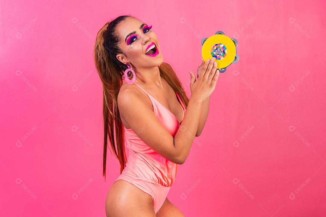 Jovem fantasiada para Carnaval