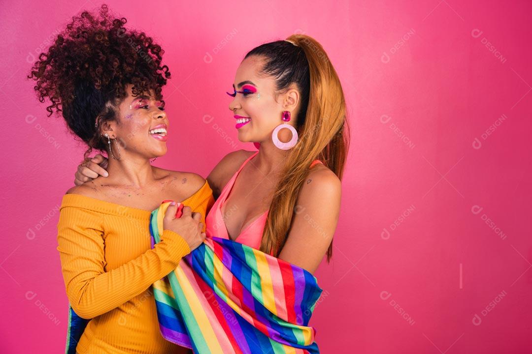 Mulheres Amigas Fantasiadas Com Bandeira LGBT Orgulho Lgbt Casal