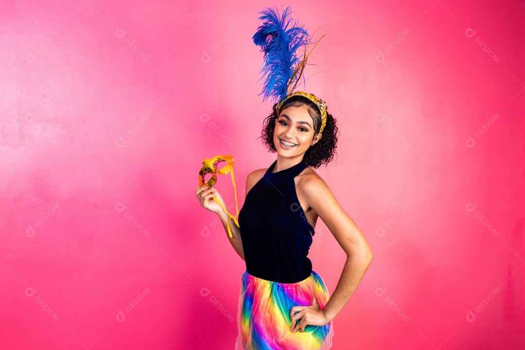 Mulher Bonita Vestida Para Carnaval Com Mascara Dourada E Chapéu De Penas Azuis