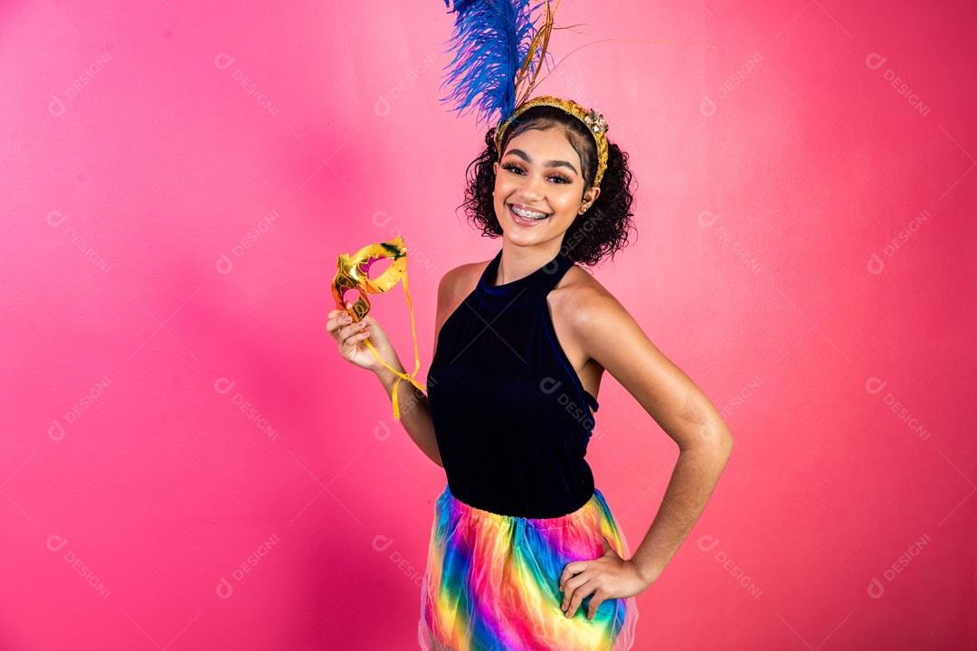 Mulher Bonita Vestida Para Carnaval Com Mascara Dourada E Chapéu De Penas A