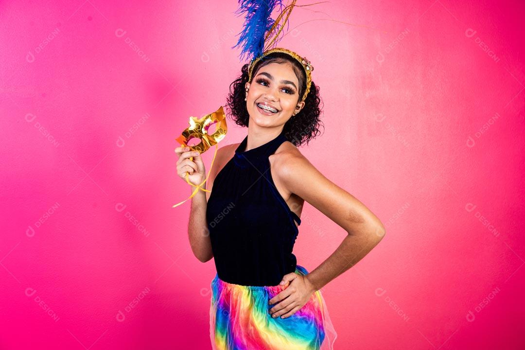 Mulher Bonita Vestida Para Carnaval Com Mascara Dourada E Chapéu De Penas A