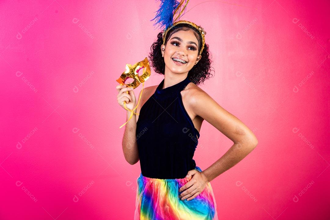 Mulher Bonita Vestida Para Carnaval Com Mascara Dourada E Chapéu De Penas A