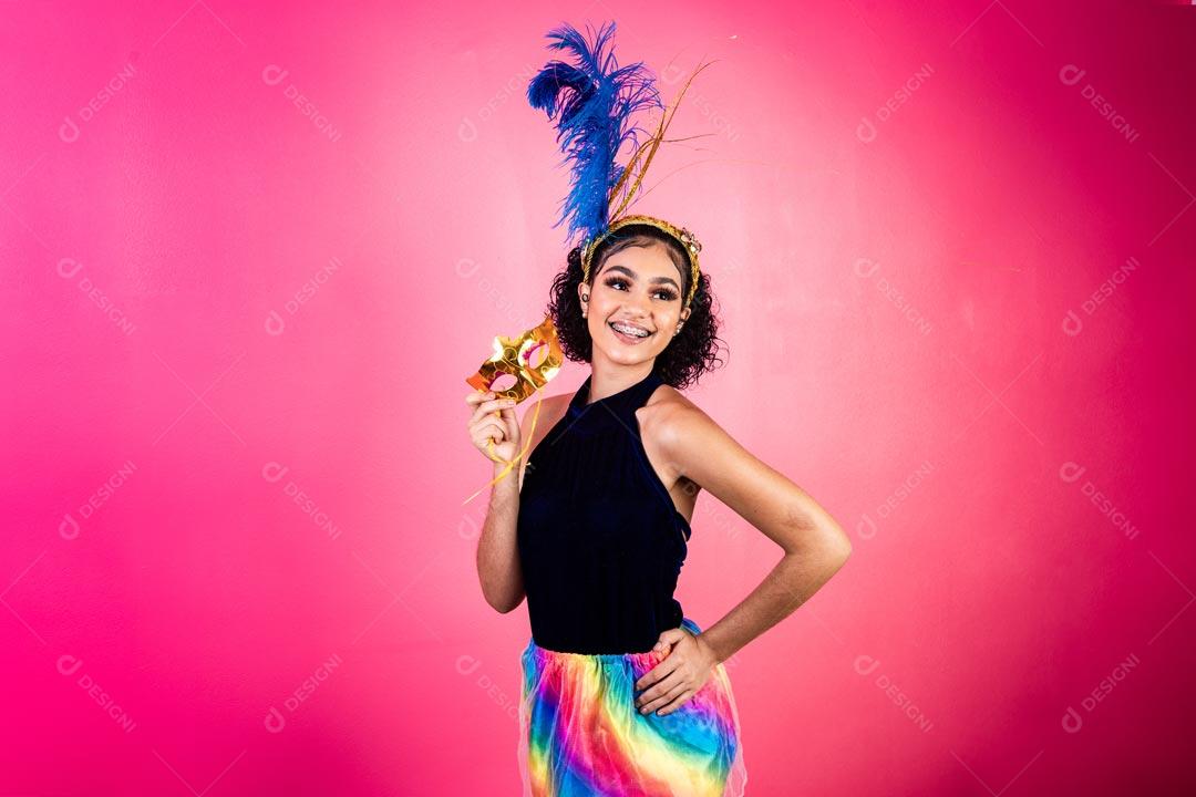 Mulher Bonita Vestida Para Carnaval Com Mascara Dourada E Chapéu De Penas A