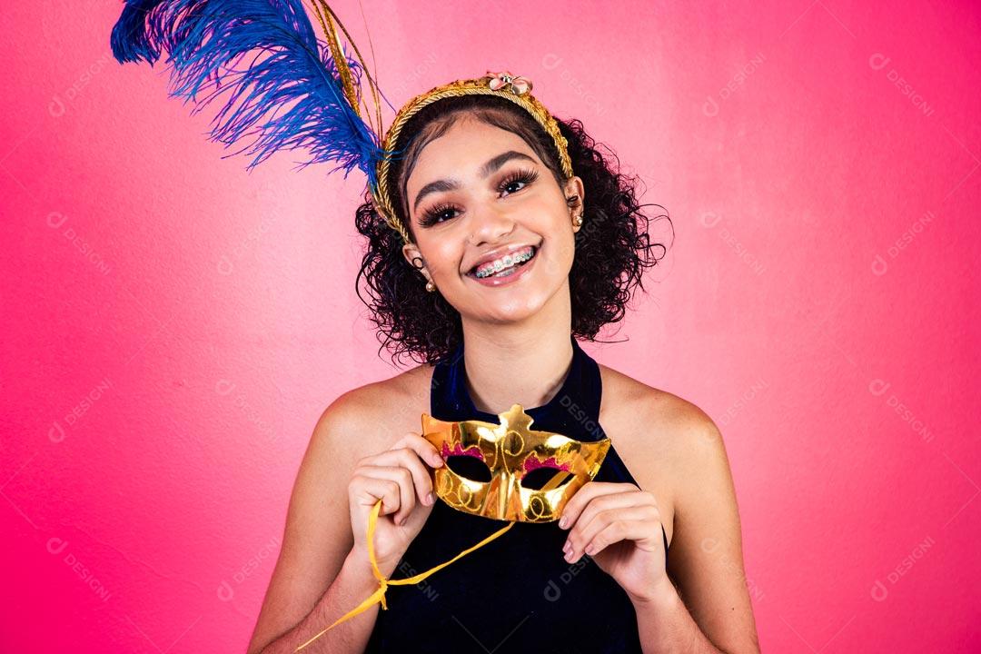 Mulher Fantasiada Curtindo a Festa de Carnaval Brasileira Com Mascara Dourada