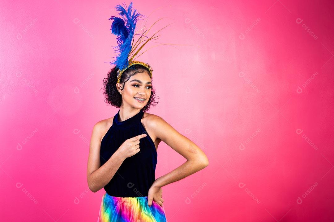 Mulher Fantasiada Curtindo a Festa de Carnaval Brasileira Com Mascara Dourada