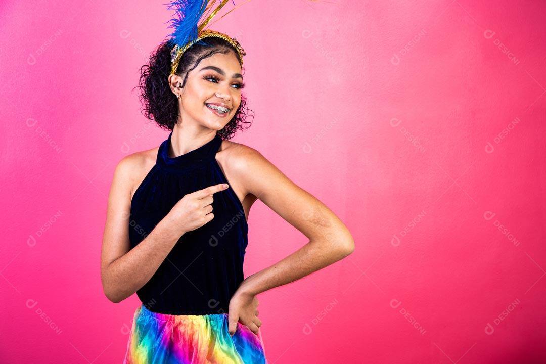 Mulher Fantasiada Curtindo a Festa de Carnaval Brasileira Com Mascara Dourada