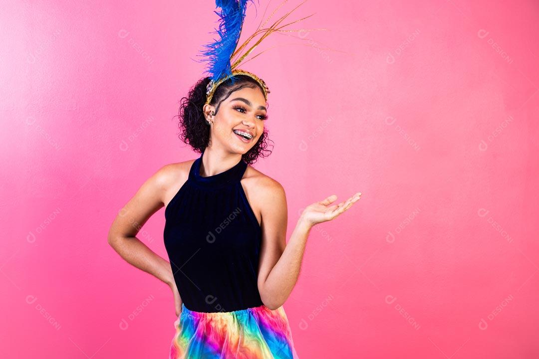 Mulher Fantasiada Curtindo a Festa de Carnaval Brasileira Com Mascara Dourada