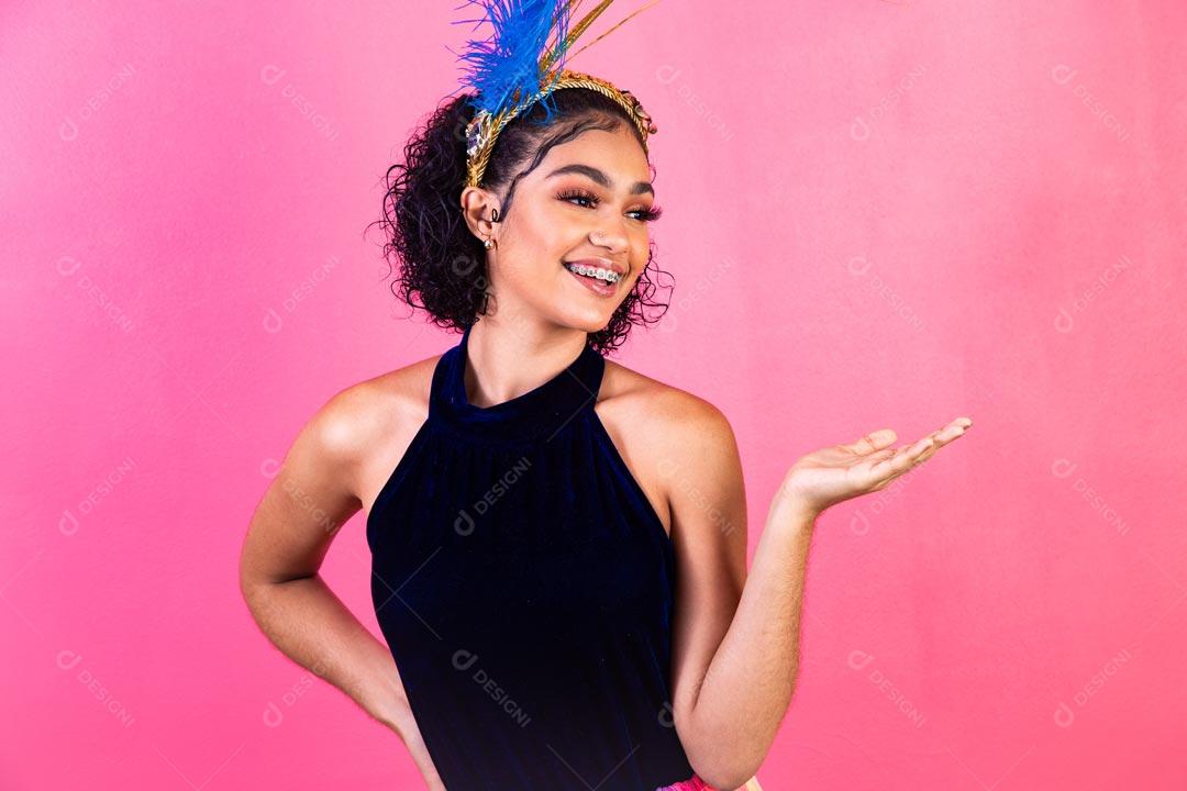 Mulher Fantasiada Curtindo a Festa de Carnaval Brasileira Com Mascara Dourada