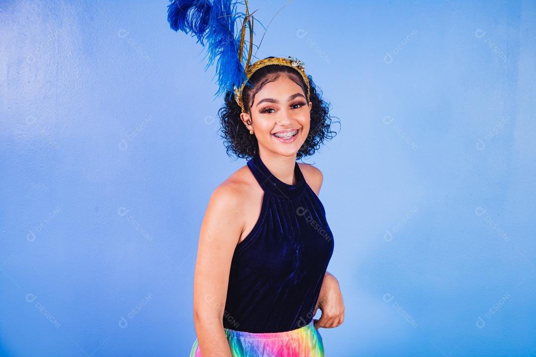 Mulher Fantasiada Curtindo a Festa de Carnaval Brasileira Com Mascara Dourada