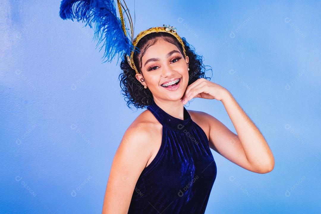 Mulher Fantasiada Curtindo a Festa de Carnaval Brasileira Com Mascara Dourada