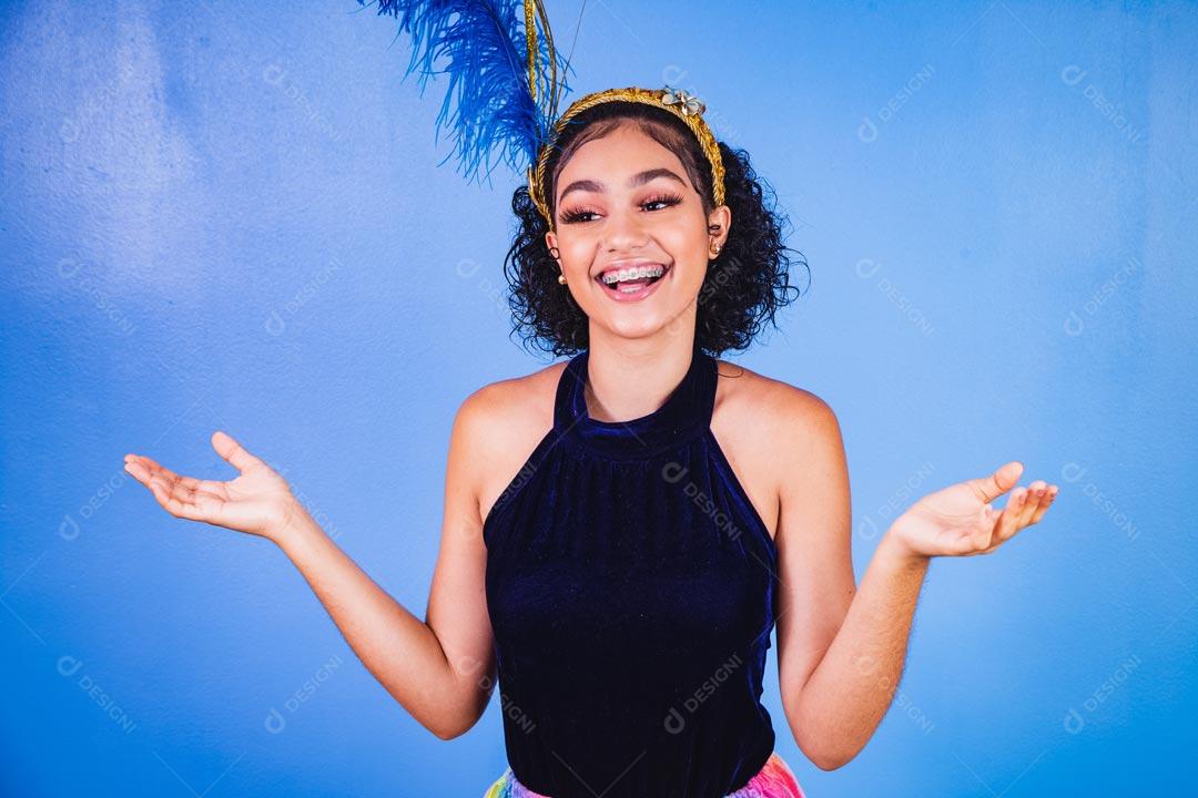 Mulher Fantasiada Curtindo a Festa de Carnaval Brasileira Com Mascara Dourada